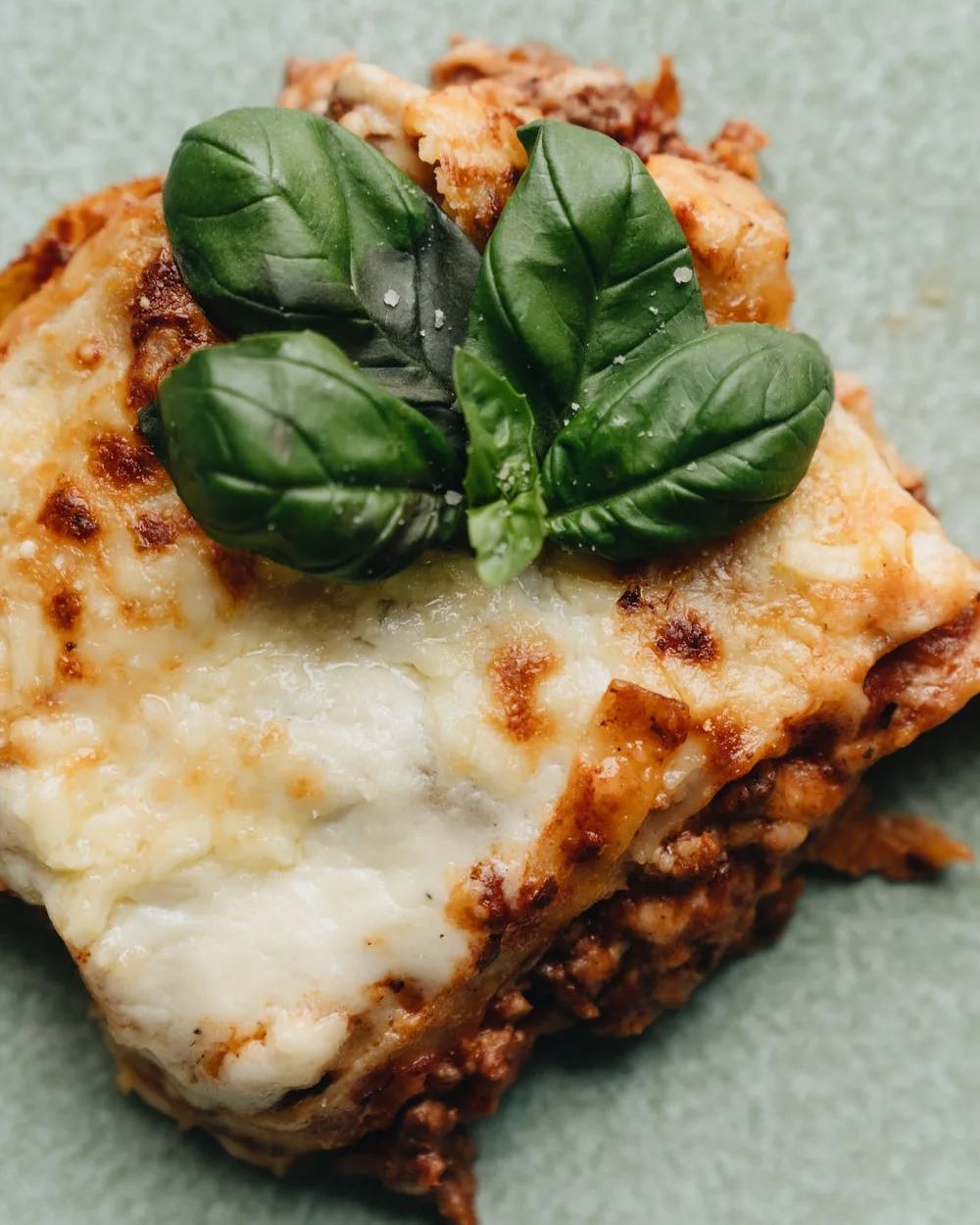 Oké ik mag dan misschien niet van Italiaanse afkomst zijn. Maar lasagne maken doe ik als de beste. Geen authentiek recept, maar wel mijn favoriete bereidingswijze. Deze lasagne is perfect! Ik weet zeker dat jij dit recept ook zal waarderen. Ben je klaar voor wat comfort food? Laten we aan de slag gaan. 🥰

Het recept vind je in mijn bio. Dit is de link die je op mijn instagram profiel ziet. 😊

Hou jij van lasagne? 😍

#eten #food #lekker #lekkereten #foodie #gezond #gezondeten #koken #genieten #instafood #foodporn #lunch #watetenwevandaag #avondeten #healthy #diner #foodphotography #eetsmakelijk #recepten #healthyfood #restaurant #homemade #foodlover #recept #drinken #foodstagram #foodblogger #lasagne #voeding #delicious